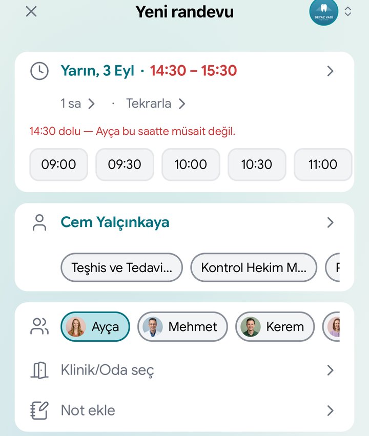 Çakışma uyarısı: saat kırmızı, "14:30 dolu, Ayça bu saatte müsait değil" ve alternatif saatler